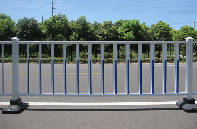 馬路護(hù)欄生銹與單片欄桿拆卸 結(jié)構(gòu)解析與維護(hù)制造探討