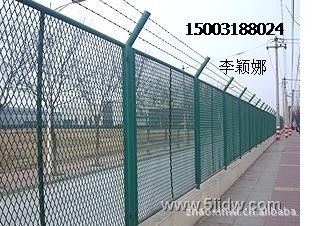 安平縣兆鑫網(wǎng)欄廠 專業(yè)制造雙邊絲、三折彎與小區(qū)護(hù)欄網(wǎng)，品質(zhì)與服務(wù)的雙重保障